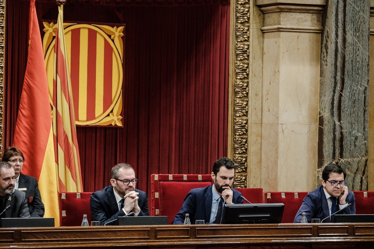 Eusebi Campdepadrós, Josep Costa, Roger Torrent i José María Espejo-Saavedra a la mesa del Parlament
