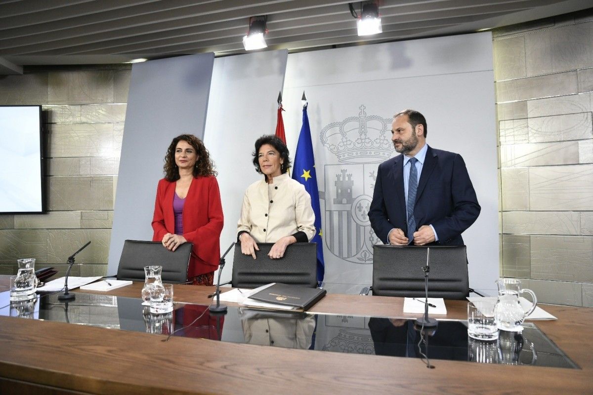 La portaveu del govern espanyol, Isabel Celáa, amb els ministres José Luis Ábalos i María Jesús Montero