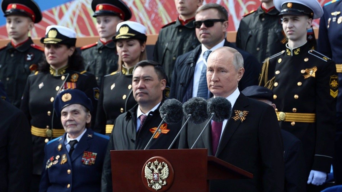 Vladímir Putin, envoltat de comandaments militars. 