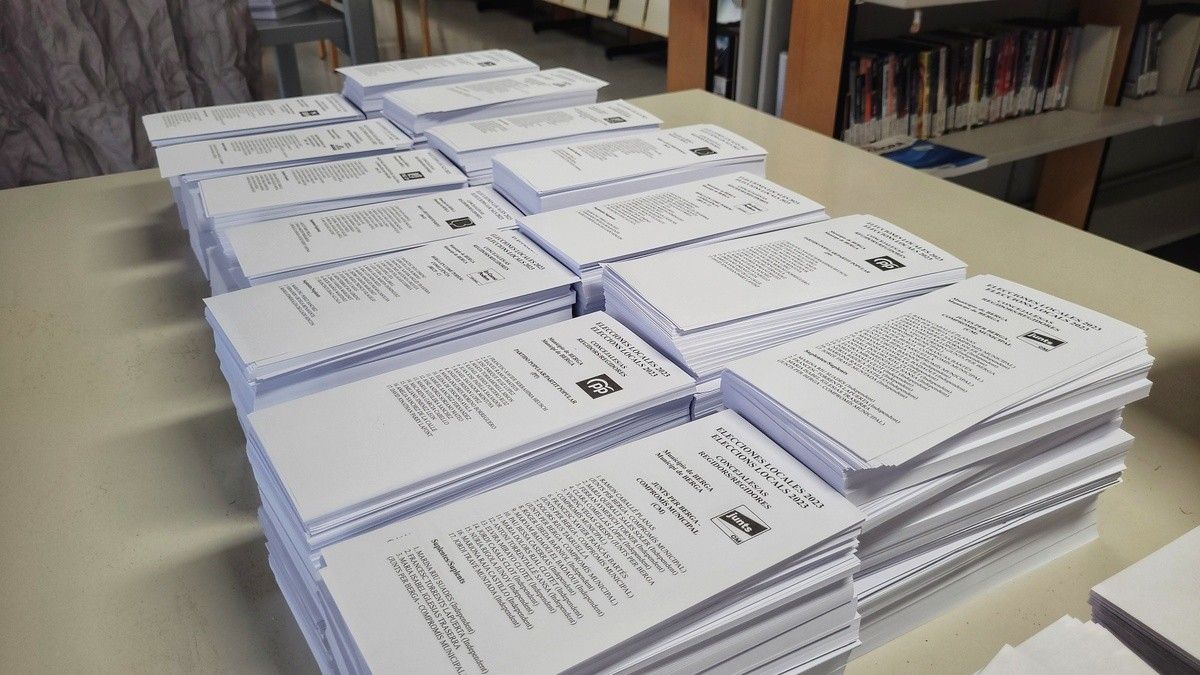 Paperetes en un col·legi durant les eleccions municipals del 2023