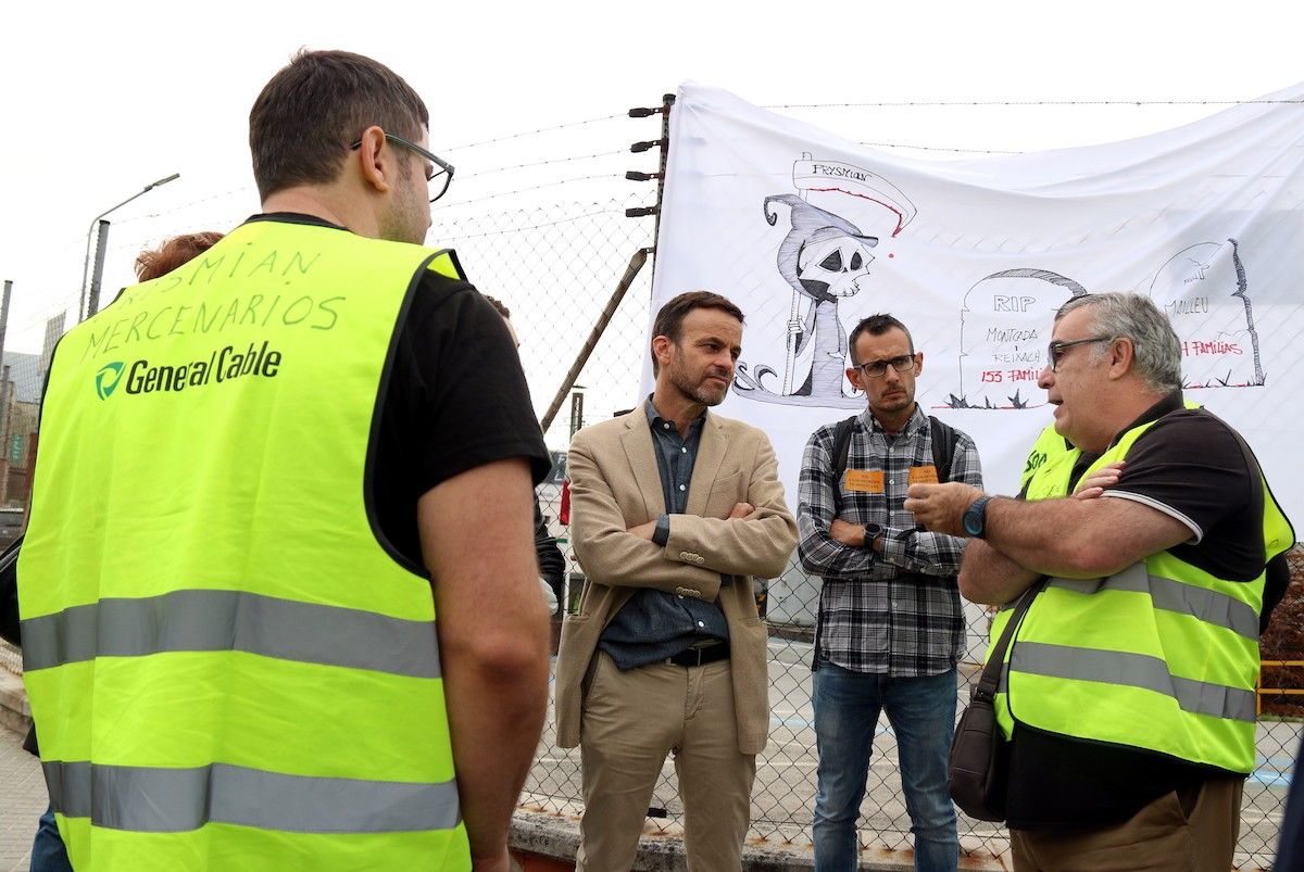 Jaume Asens, amb treballadors de la planta de Montcada