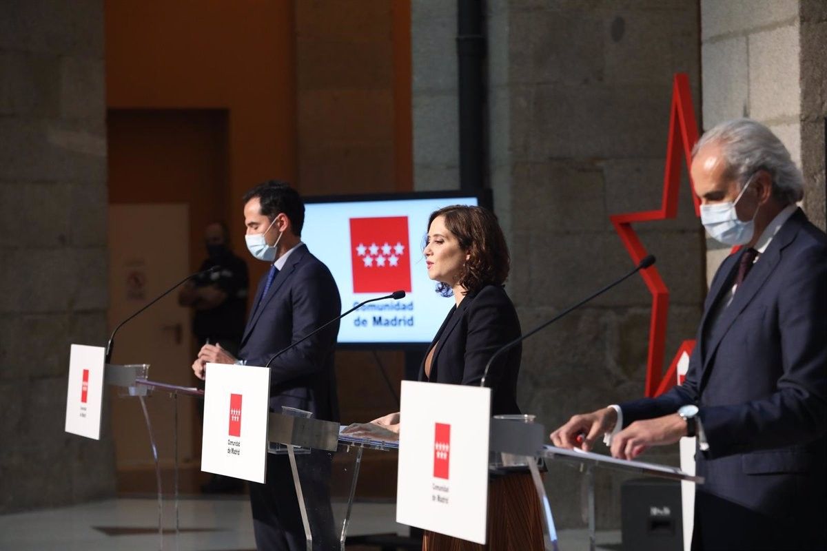 La presidenta madrilenya, Isabel Diaz Ayuso, rodejada d'Ignacio Aguado i Enrique Ruiz, conseller de Sanitat
