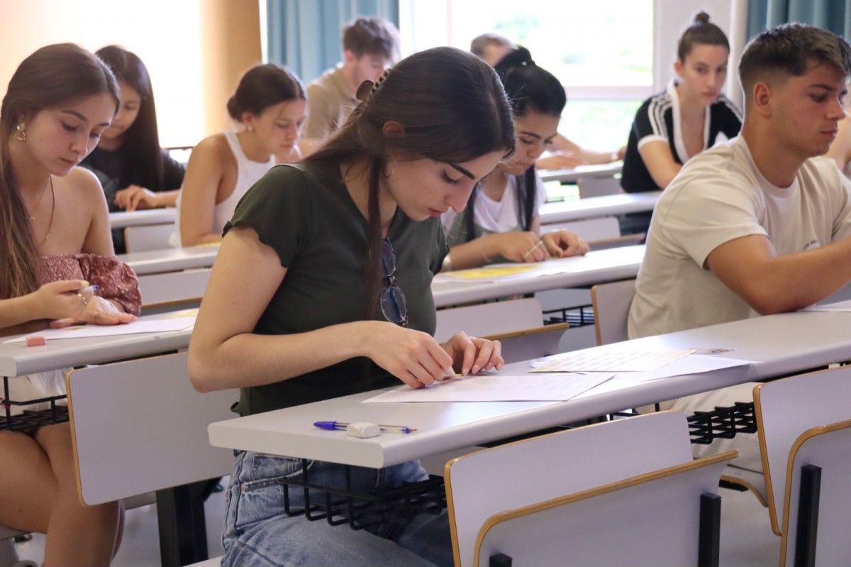 Una estudiant en una aula de la URV per fer les PAU