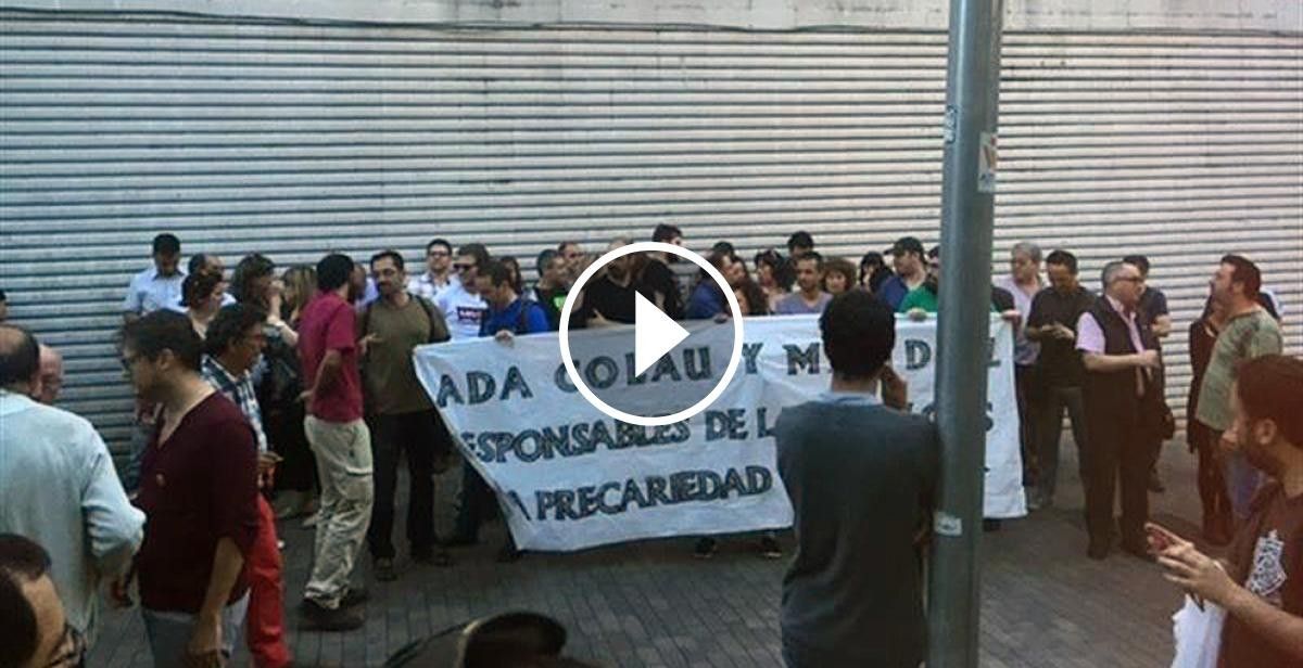 Els treballadors del metro protestant davant l'acte de Colau i Varoufakis