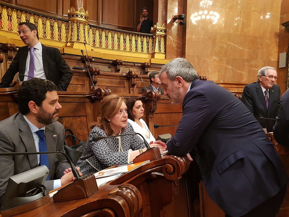 Carina Mejías i Jaume Collboni conversen abans d'un ple