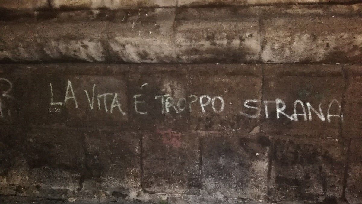 Grafiti sobre la façana de l'església de la Trinità a la plaça del Gesú Nuovo de Nàpols