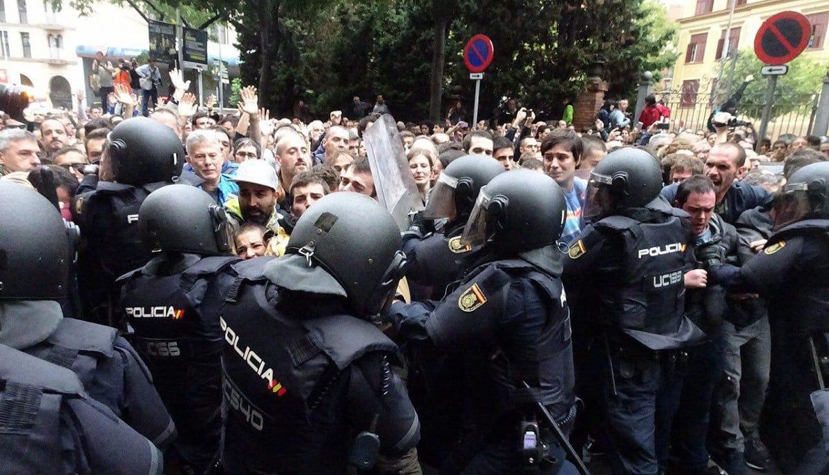 Càrregues policials a l'escola Ramon Llull de Barcelona durant l'1-O.