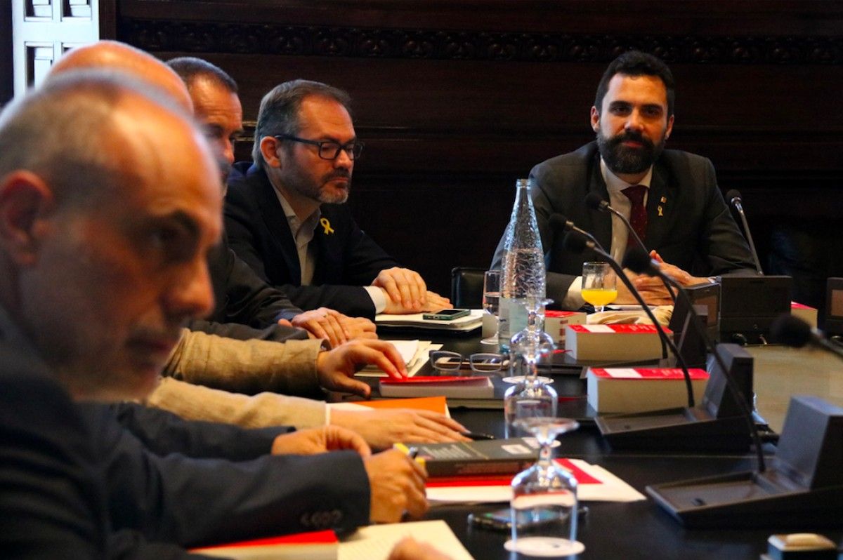 Roger Torrent i Josep Costa, amb el lletrat major del Parlament en primer pla