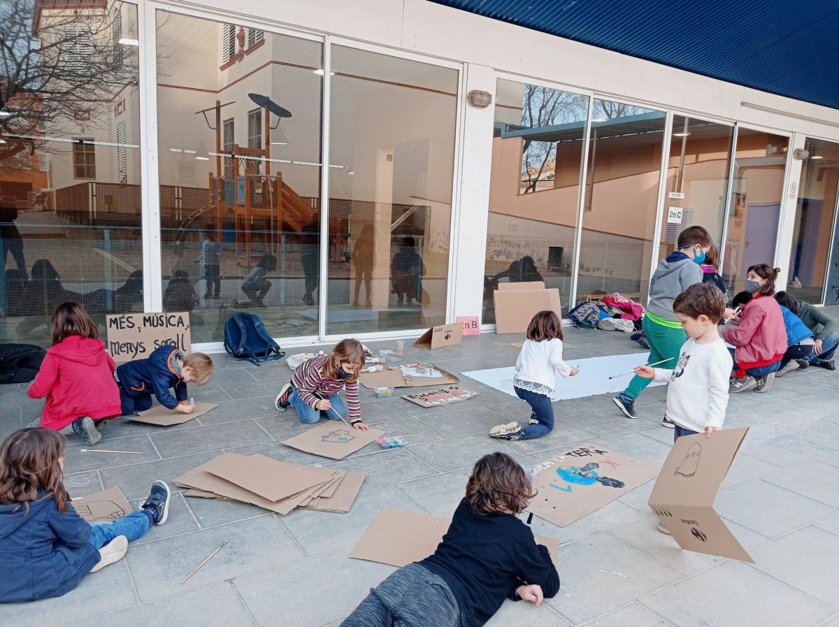 Els infants de l'escola Joan Maragall preparen els cartells per la protesta de divendres 26 de febrer