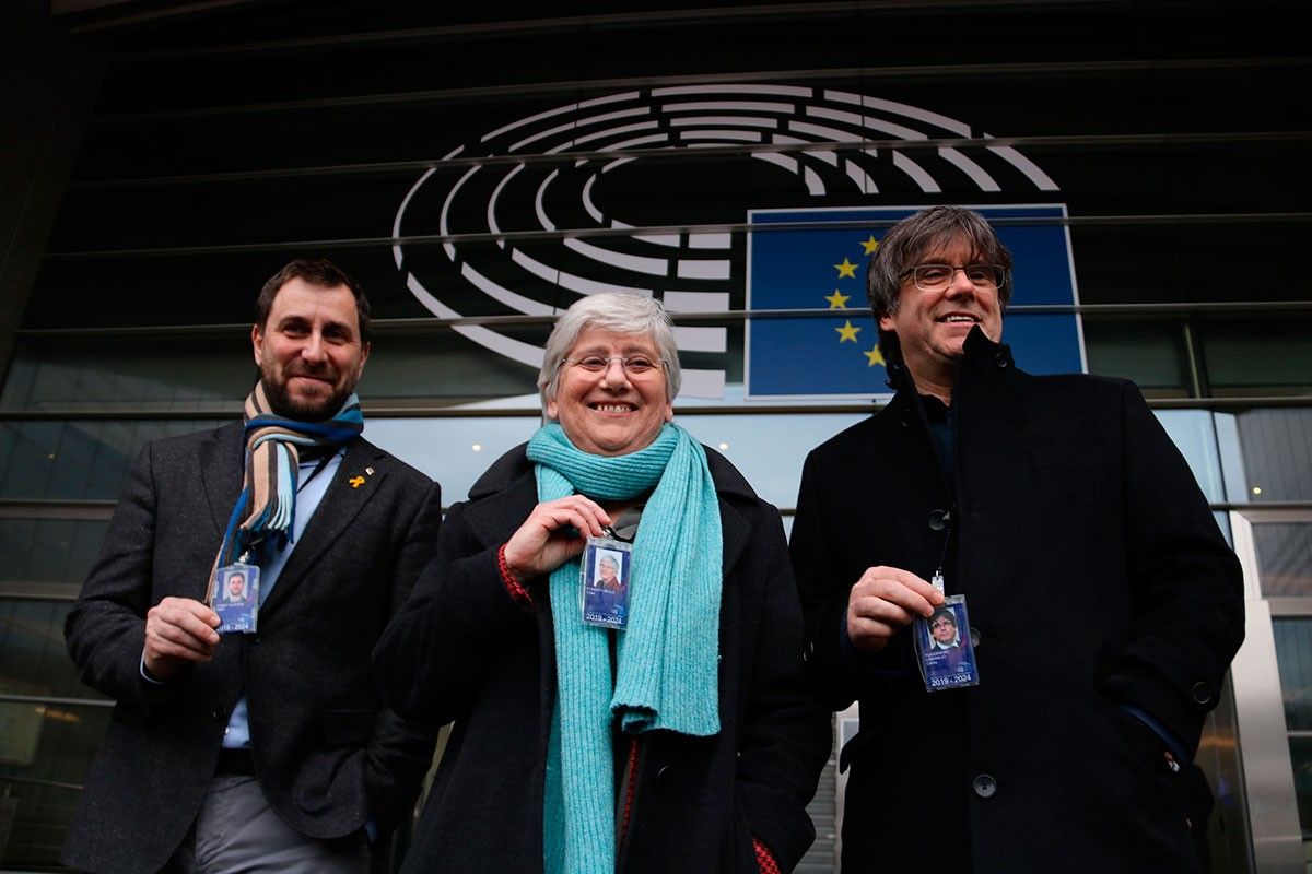 Clara Ponsatí, entre Toni Comín i Carles Puigdemont, a les portes del Parlament Europeu