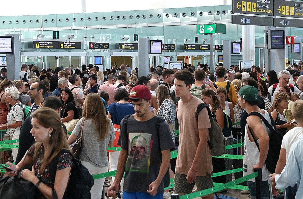 Llargues cues a l'aeroport del Prat l'estiu passat