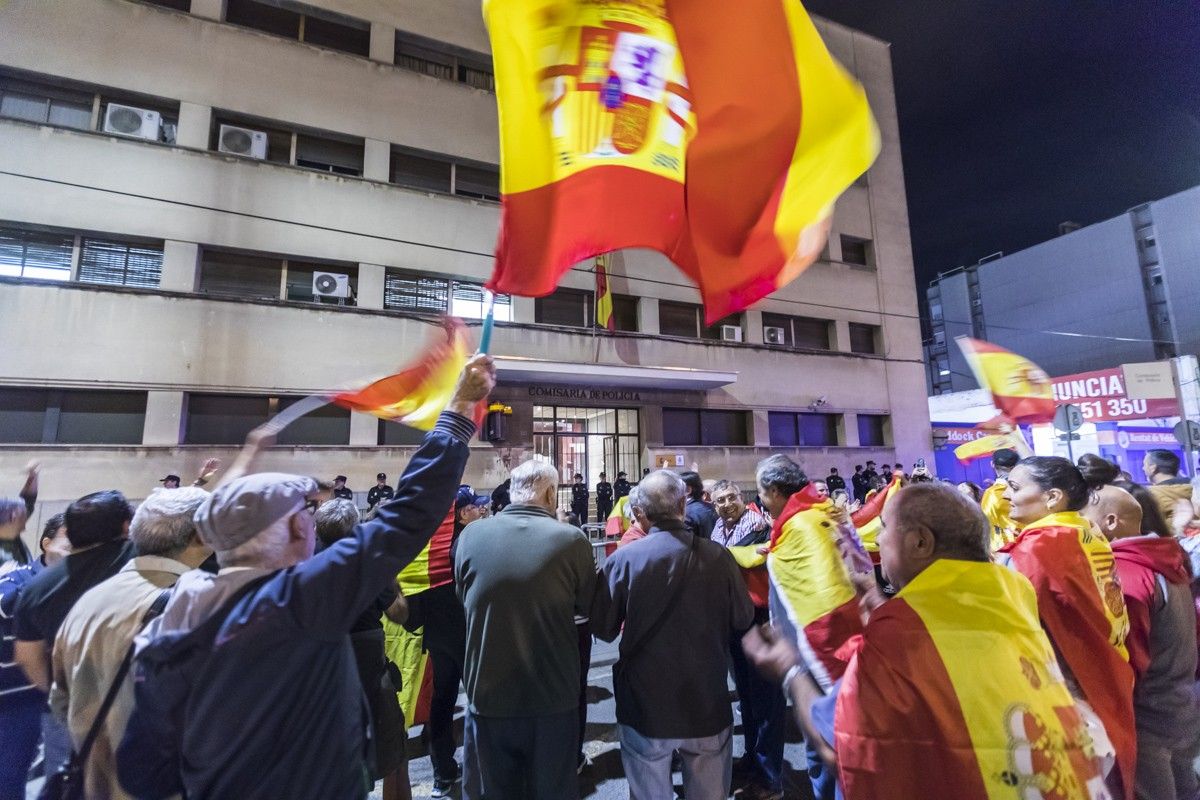 La concentració davant la comissaria de la policia espanyola