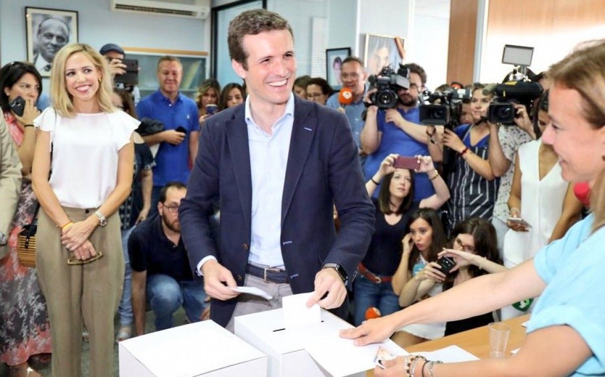Pablo Casado en el moment de votar a les primàries.