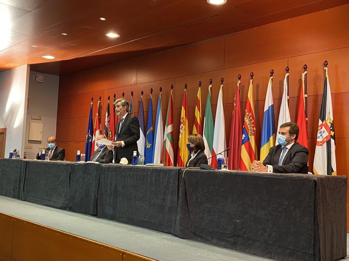 El president del CGPJ, Carlos Lesmes, durant l'entrega de despatxos als nous jutges