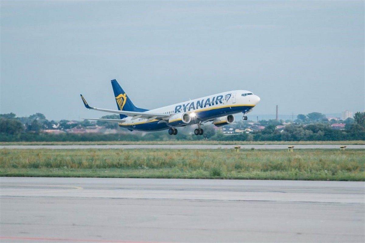 Un avió de Ryanair, aixecant el vol