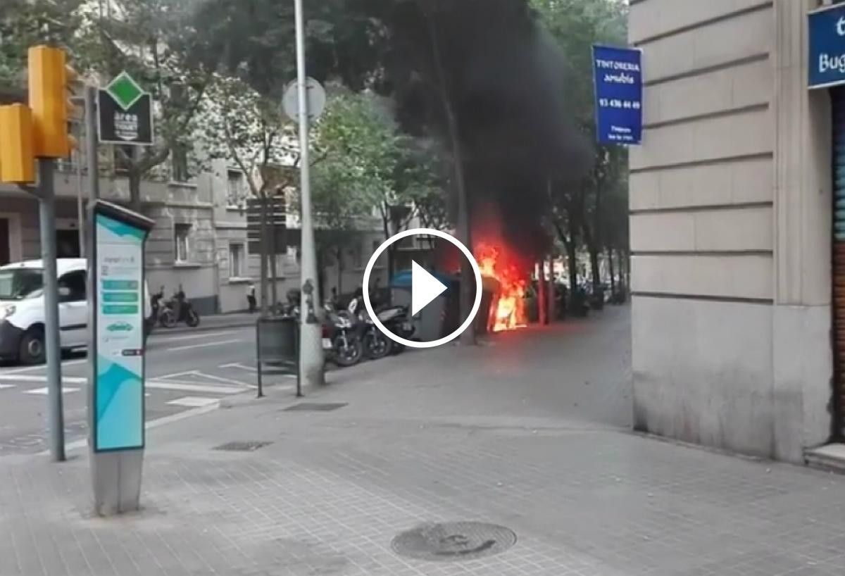 Un contenidor cremant al carrer Padilla