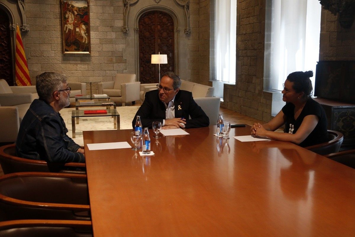 El president de la Generalitat, Quim Torra, reunit amb els diputats de la CUP Carles Riera i Natàlia Sànchez