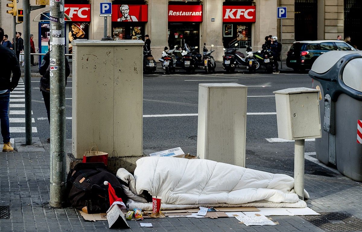 Un sense sostre dorm al centre de Barcelona