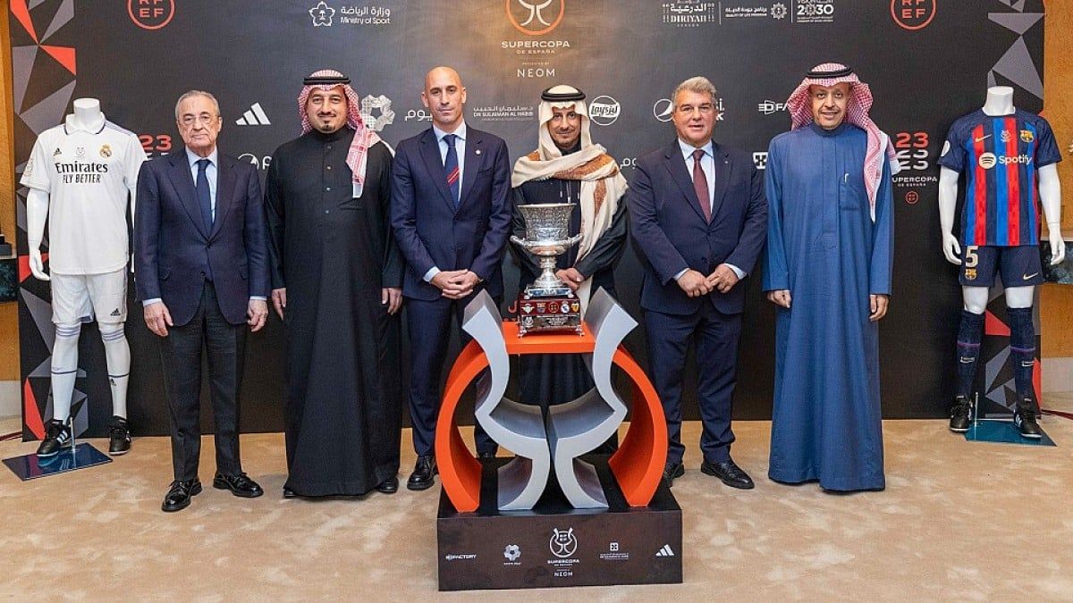 Rubiales, Laporta i Florentino amb dirigents saudites durant la Supercopa de l'any passat