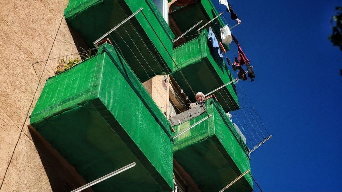 Un veí en un edifici del Besòs amb mesures cautelars