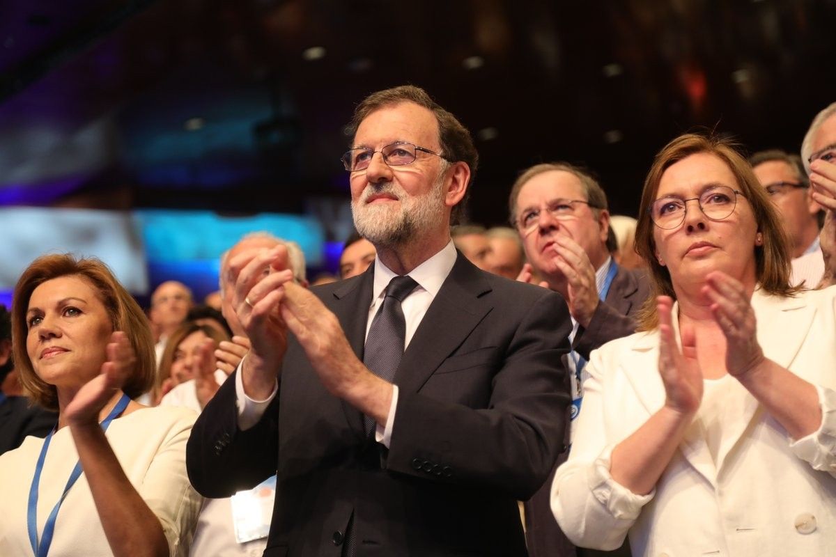 Rajoy, entre Cospedal i la seva dona, Elvira Fernández
