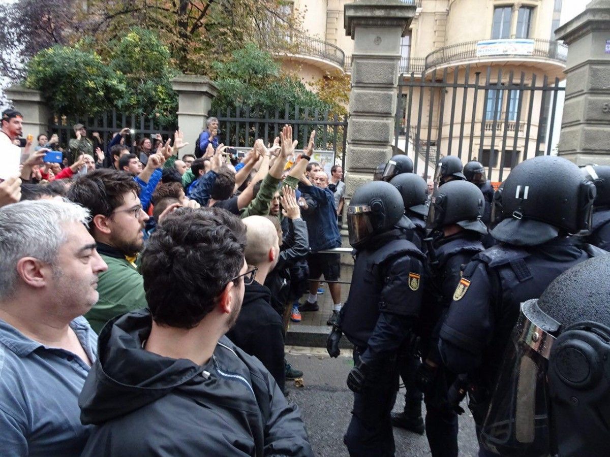 Agents de la policia espanyola durant la jornada del referèndum a Barcelona