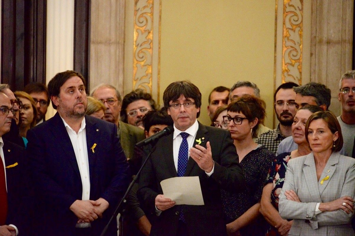 Carles Puigdemont, Oriol Junqueras, Carme Forcadell i diputats de la CUP, després de la proclamació de la República.