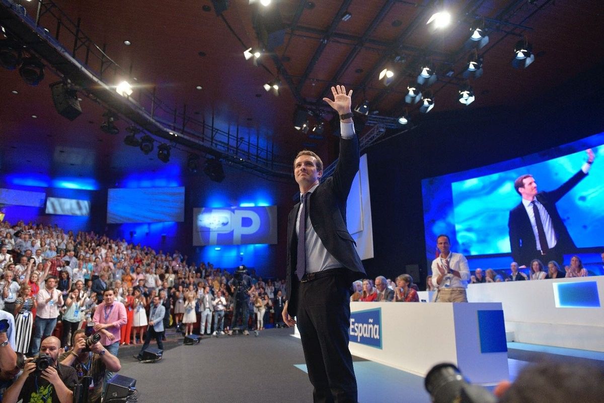 Pablo Casado saluda els compromissaris després de ser elegit.