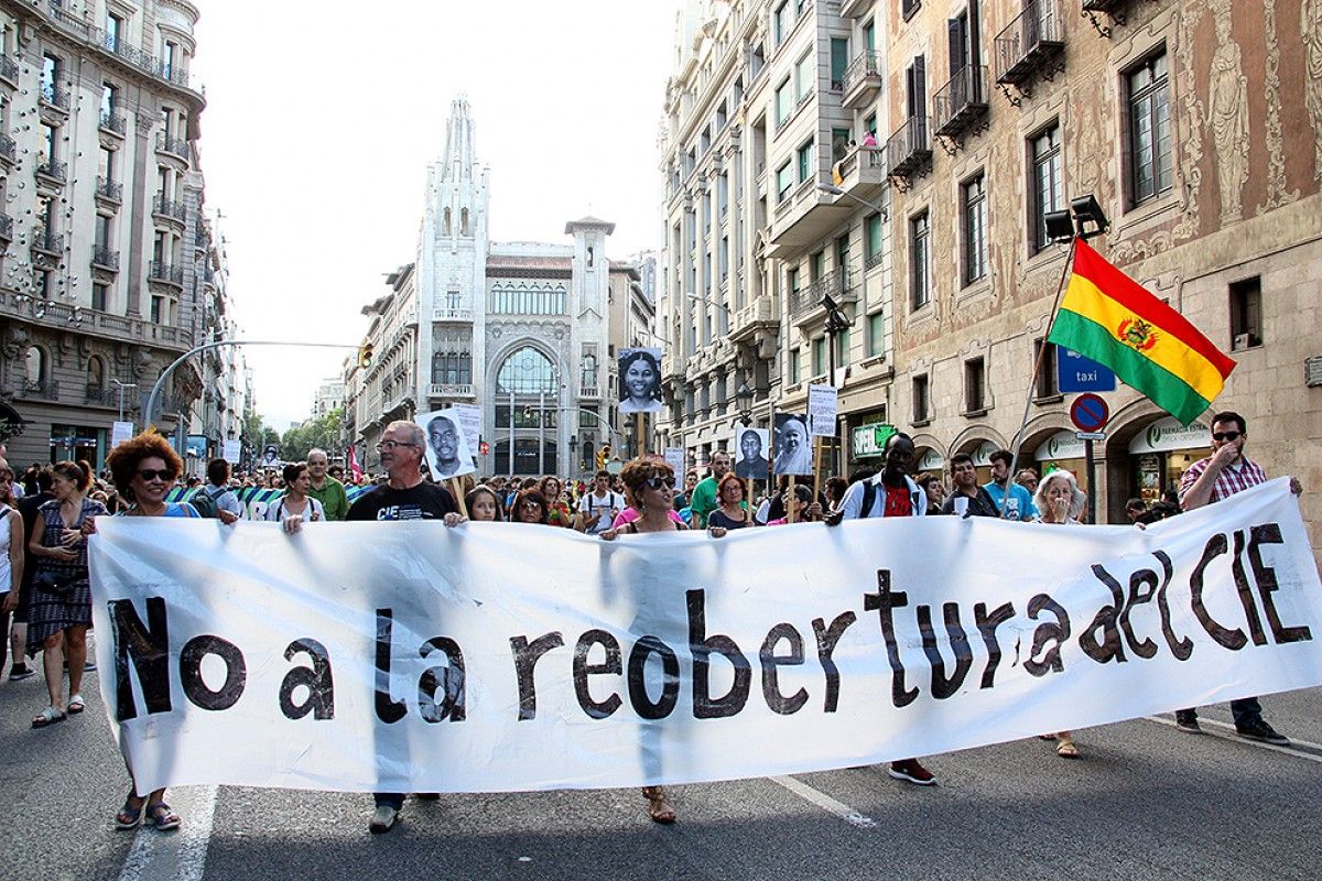 Capçalera de la manifestació en contra de la reobertura del CIE baixant per Via Laietana