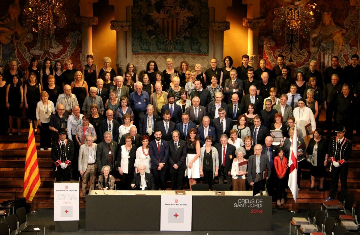 Els presidents Torra i Torrent, amb els guardonats amb les Creus de Sant Jordi