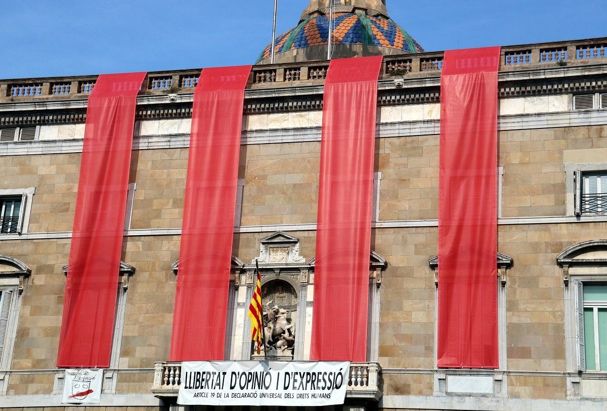 La façana del Palau de la Generalitat llueix les quatre barres amb motiu dels tres anys de l'1-O