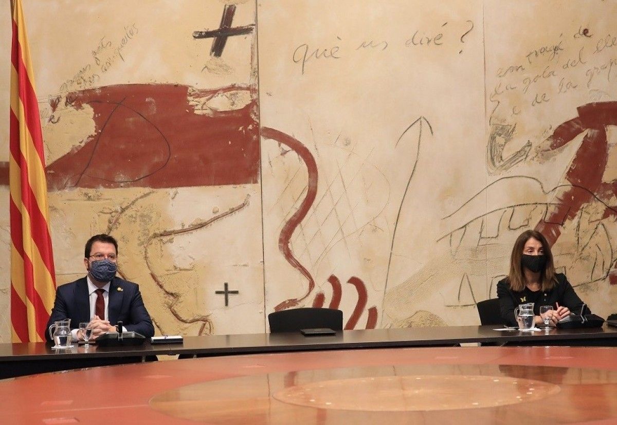 Pere Aragonès i Meritxell Budó, separats per la cadira buida del president