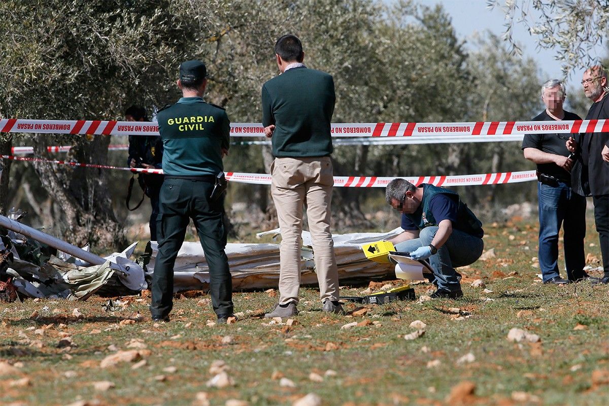 La policia científica investigant en les restes de l'avió