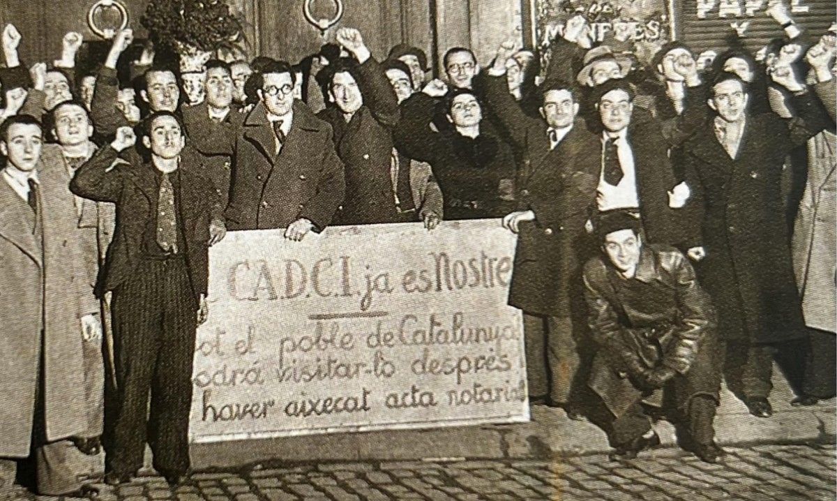 Pere Arznar, amb ulleres rere la pancarta, encapçalant els membres del CADCI que en recuperaven l’estatge social el 18 de febrer de 1936