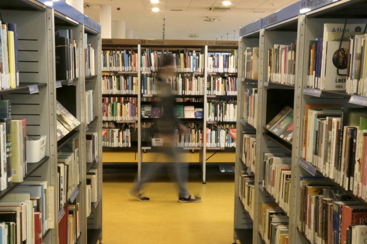 La gran majoria de llibres a les biblioteques són en castellà.