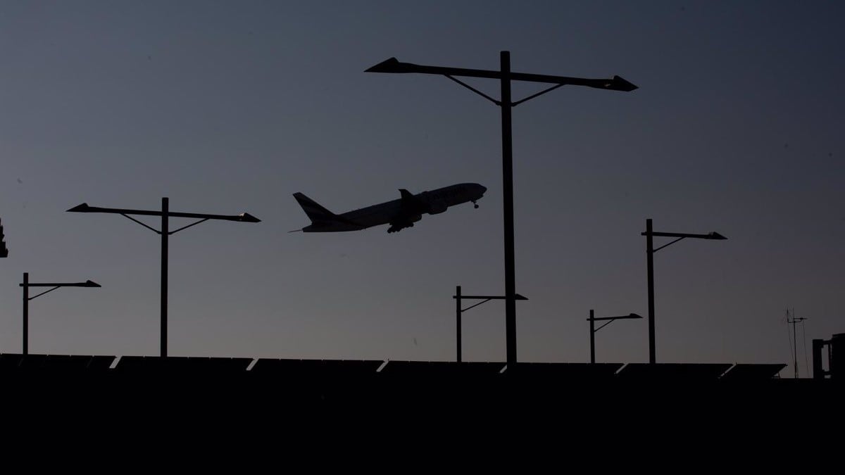 Imatge d'arxiu d'un avió sortint de l'aeroport del Prat, aquest estiu