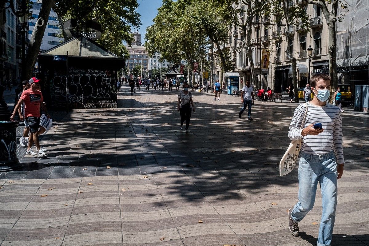 Veïns passejant per la Rambla de Barcelona