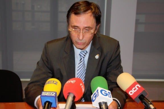 Eudald Bonet tornarà a ser president del Col·legi Oficial de Metges de Girona quatre anys més. A la imatges, el moment en què feia pública l'expulsió de l'altre candidatura del procés electoral.