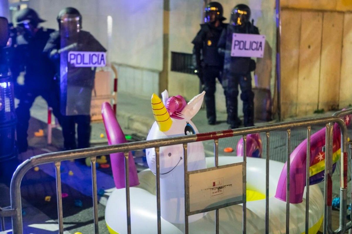 Els CDR llencen aneguets de plàstics a la policia espanyola a Sabadell 