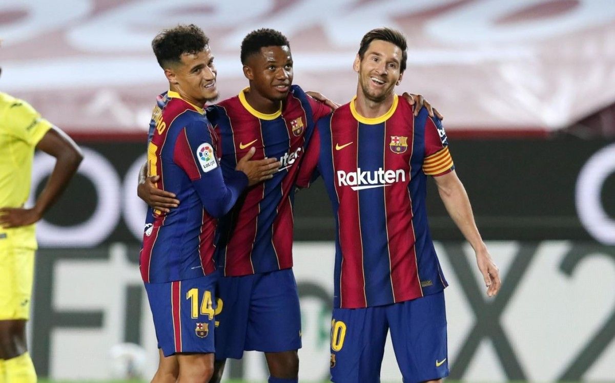 Coutinho, Ansu Fati i Messi celebrant un gol