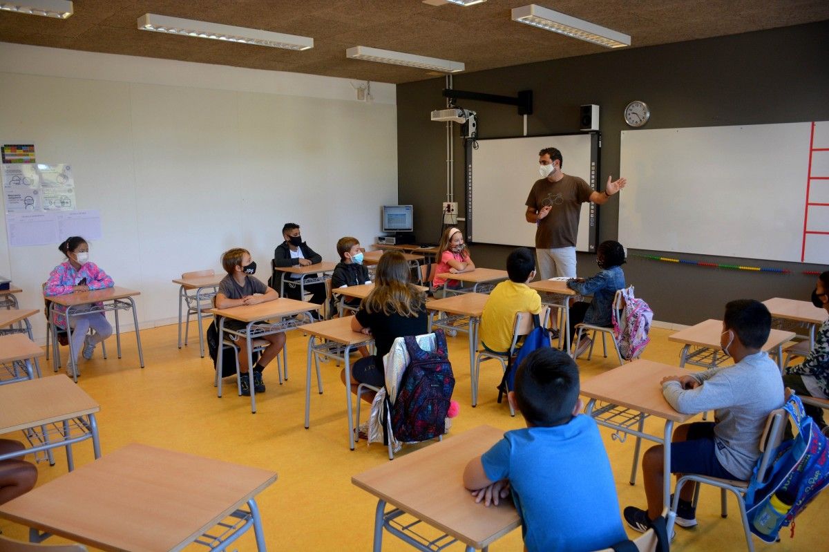 Alumnes fent classe en una aula
