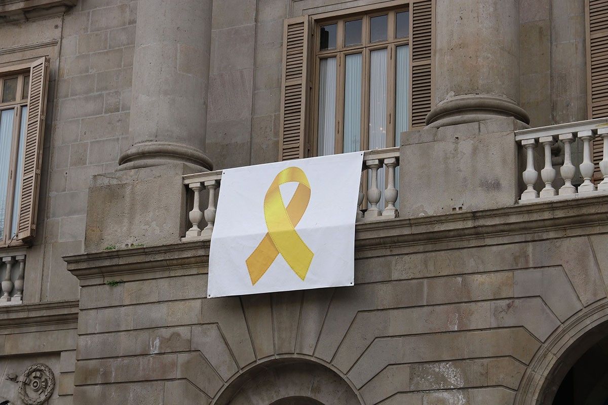 El llaç groc de la façana de l'Ajuntament de Barcelona