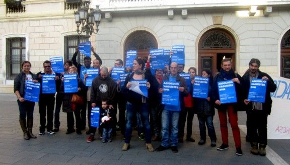 Els membres del Moviment Popular de Sabadell i del Grup de Suport als Vaguistes del 29M s'han concentrat davant l'Ajuntament