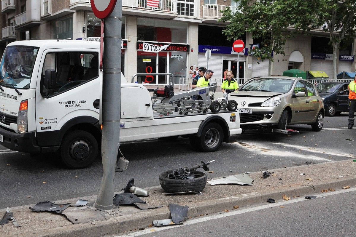La grua municipal de Sabadell retirant un vehicle accidentat