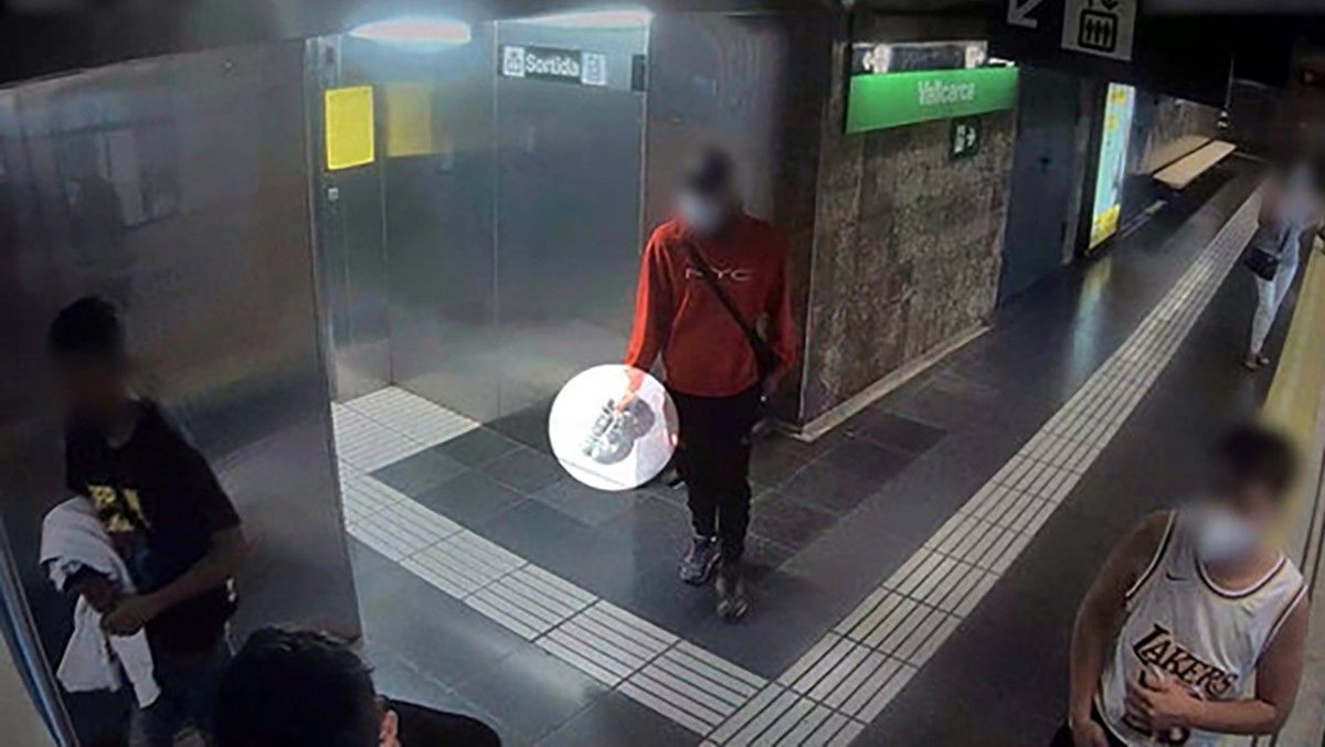 La càmera de seguretat del metro capta un dels detinguts