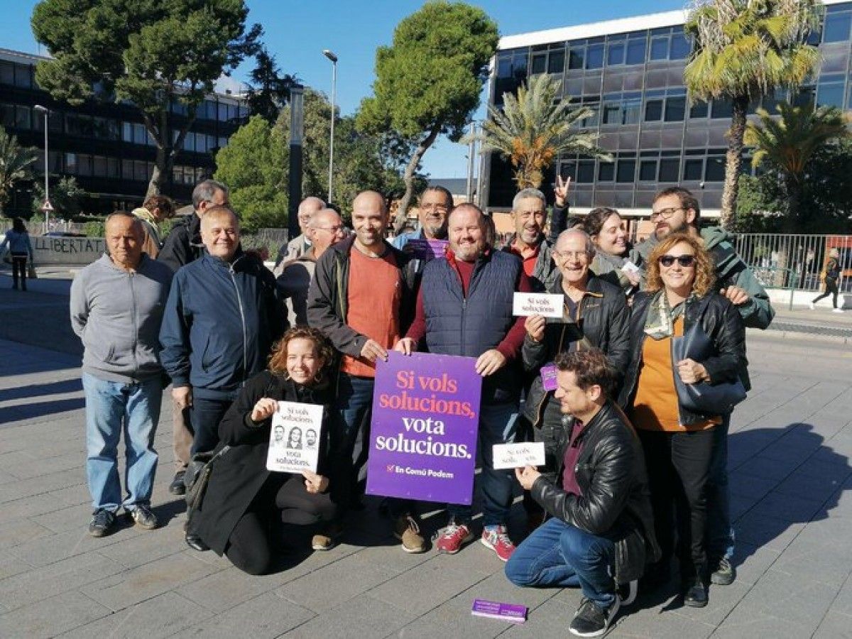 Els militants de Sabadell en Comú amb el diputat Joan Mena