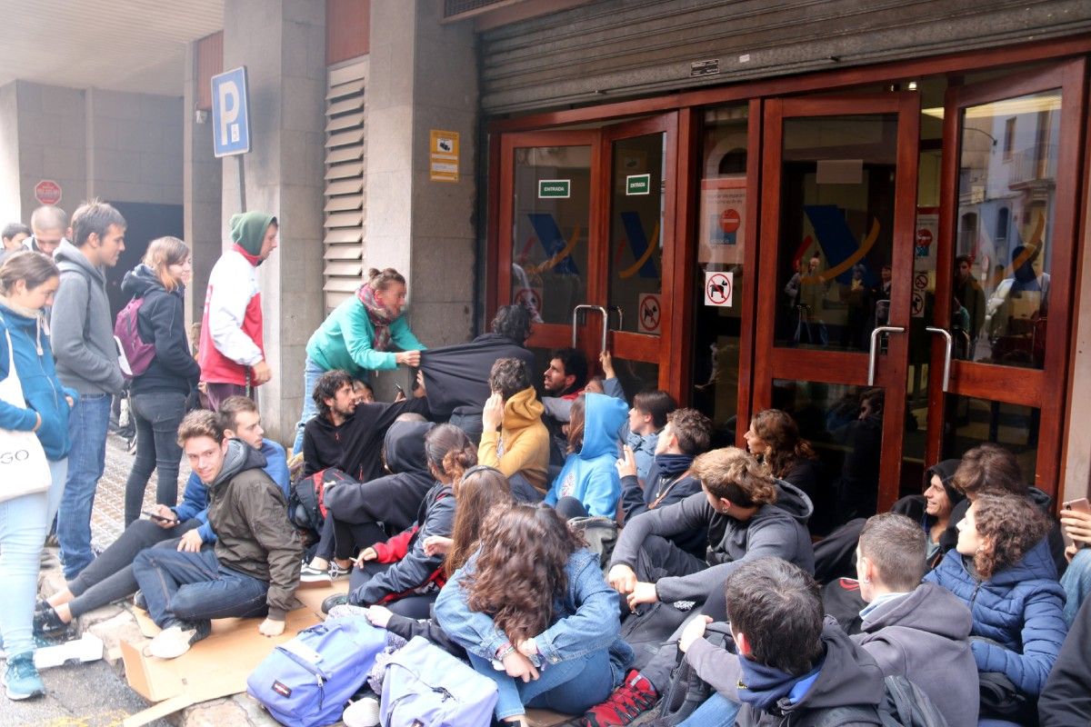 Protesta contra la sentència de l'1-O a la delegació de la Hisenda espanyola de Manresa.