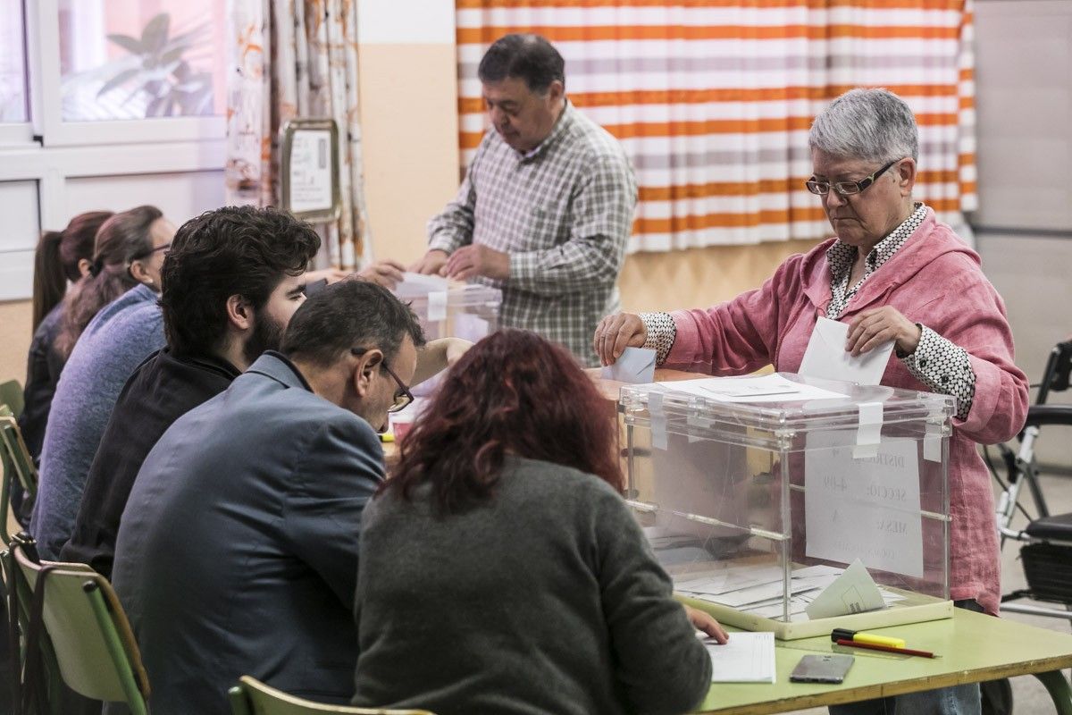Gent votant en una escola de Sabadell 