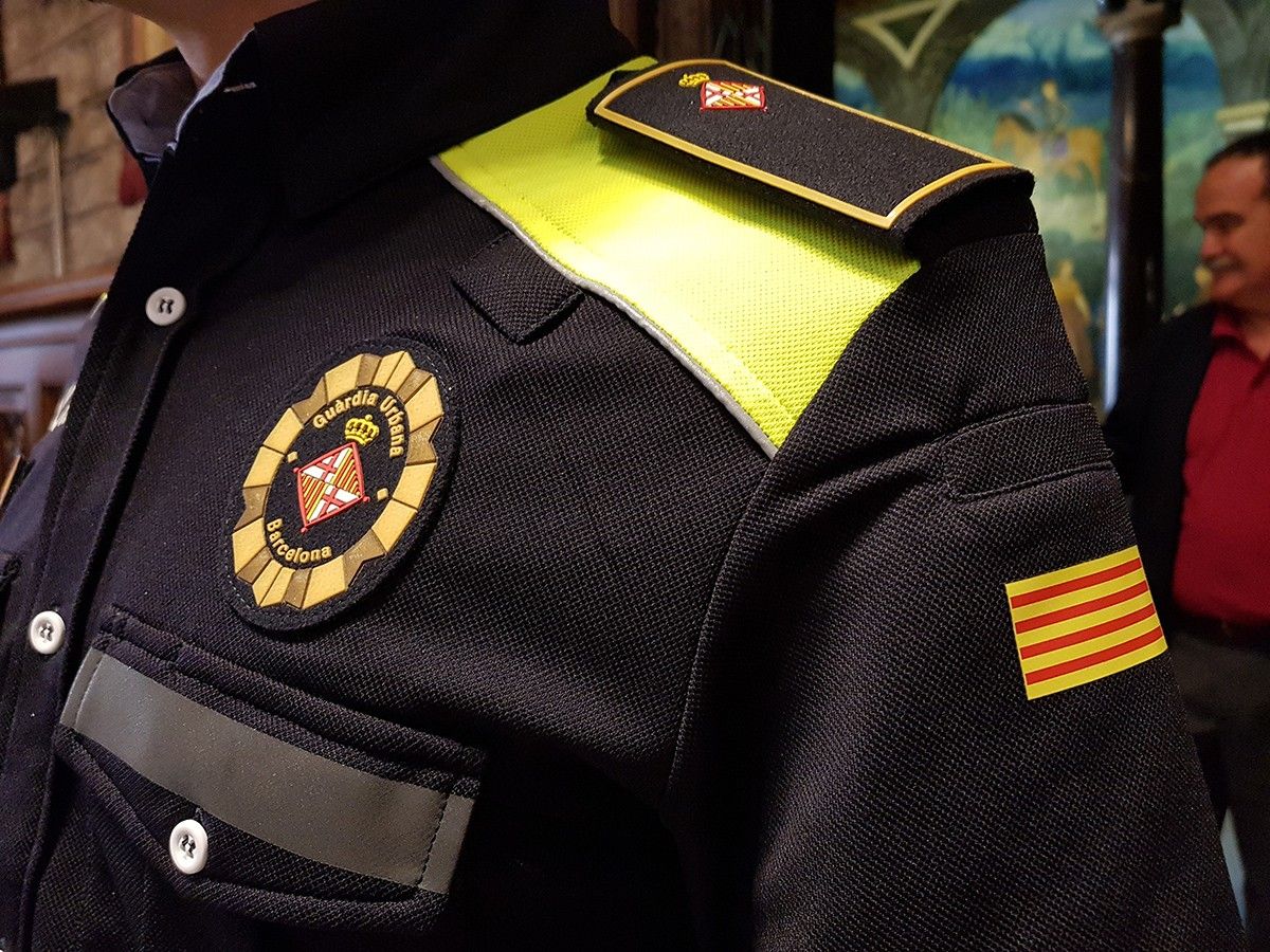 Detall de l'uniforme de la Guàrdia Urbana de Barcelona.