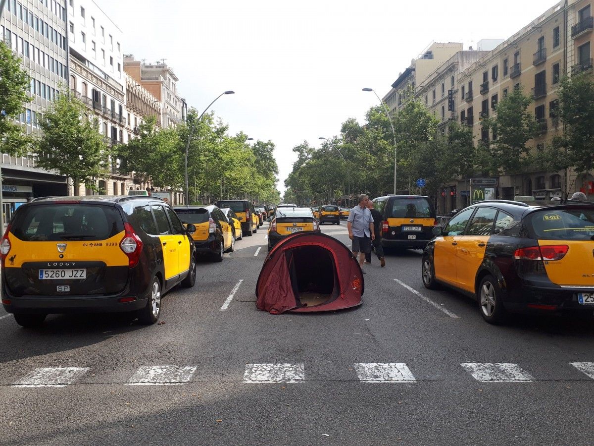 Els taxistes bloquejant el pas a la Gran Via de Barcelona
